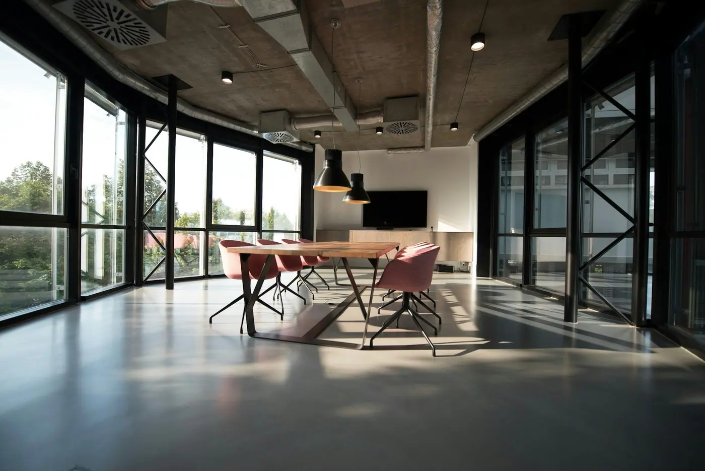 Temiz ve düzenli modern ofis alanı
