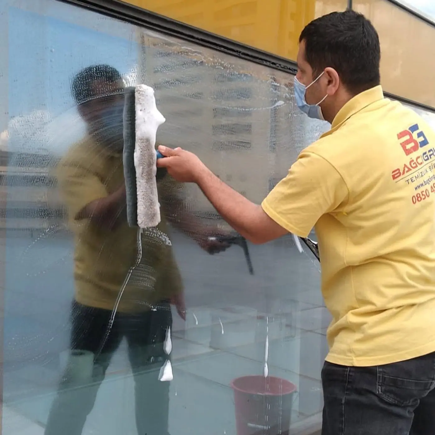 Yüksek Katlardaki Camlar Nasıl Silinir? hakkında Bağcı Grup temizlik rehberi